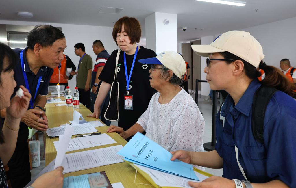 组图：老邻居相聚新房子 谈家桥小区迎居民回搬