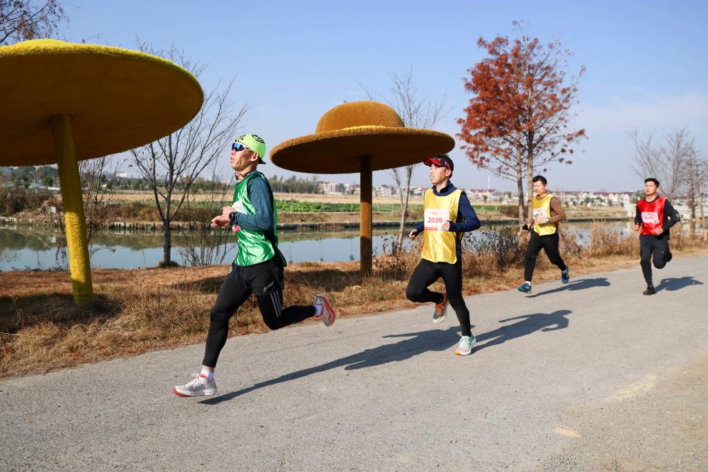 全民健身——2025上海乡村“铁人三项”迎新嘉年华举行