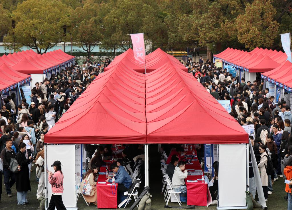 上海举行大型招聘会促高校毕业生就业